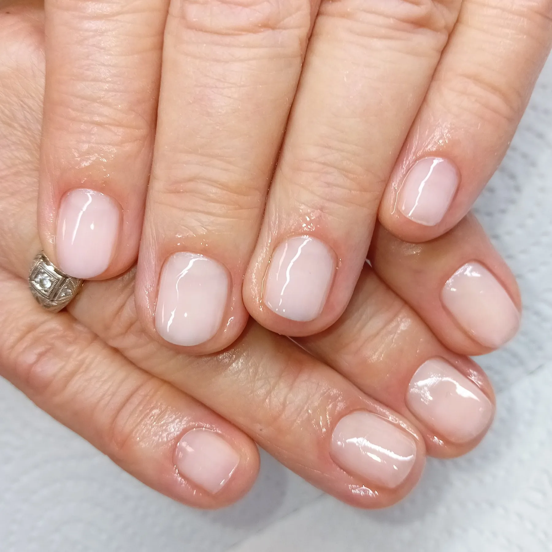 Manicure w odcieniu nude